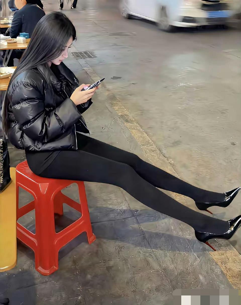 被这种鞋子，踹一脚，会怎样？