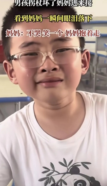 眼泪止不住了！”安徽，一孩子坐在座位上，手里举着断掉的拐杖，看到妈妈从后门走进来