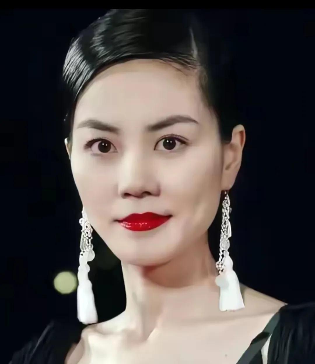 谢霆锋这辈子，绕不过的名字是谁？不是影帝，是她！有人说，谢霆锋半生繁华，阅人无