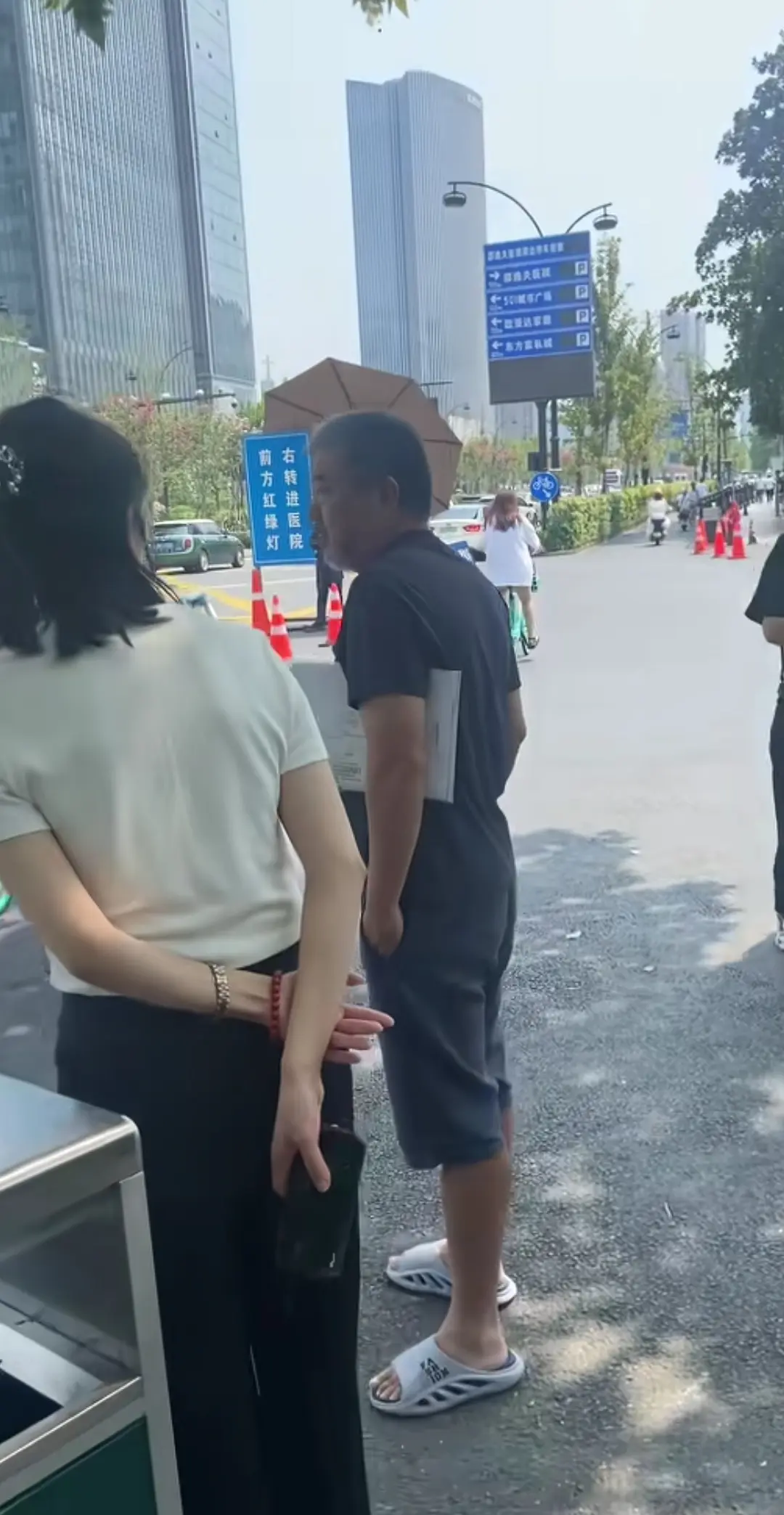 好熟悉的面孔，穿着拖鞋就出来了。大家认识他吗？