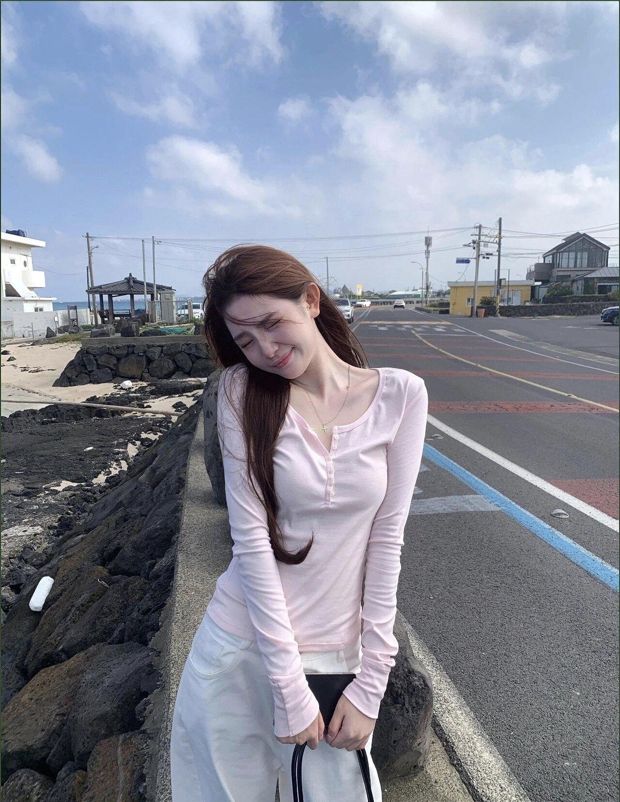 海边漫步，微风拂面，笑靥如花