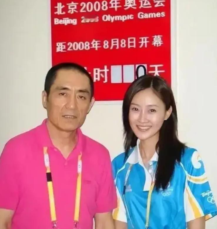 2008年北京奥运闭幕式后，成龙给张艺谋打了个电话：“这个女孩我相中了，你要不要