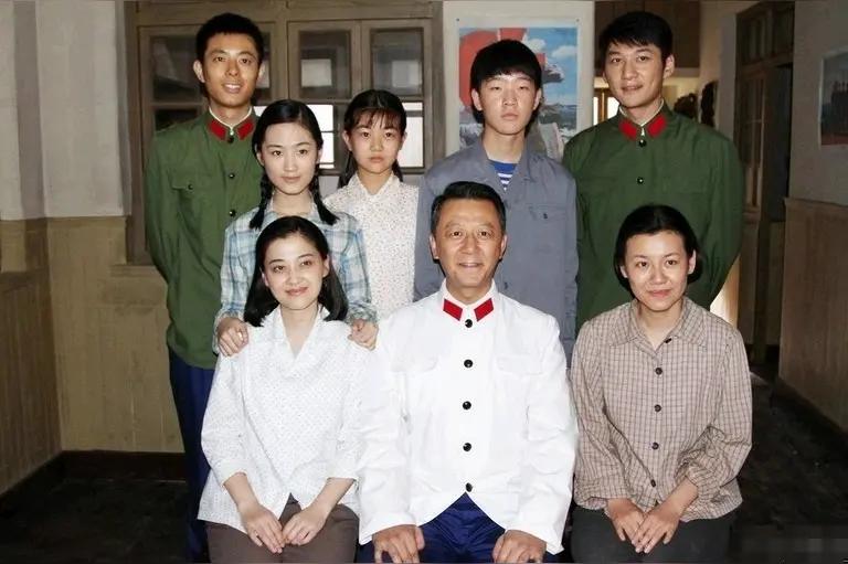 这个电视剧，收视率很高，却是一部三观不正的片子，男主作为司令员，违规安排了四个