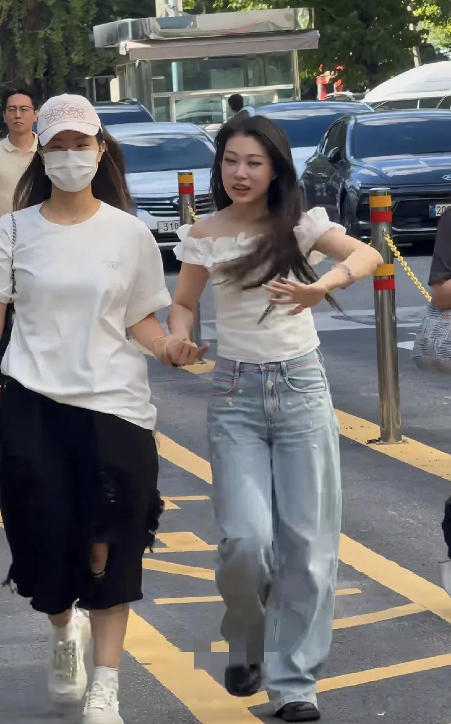 9月4日早上，沈佳润在韩国广播公司（KBS）上班，她在韩国的妆容很好看，走路需