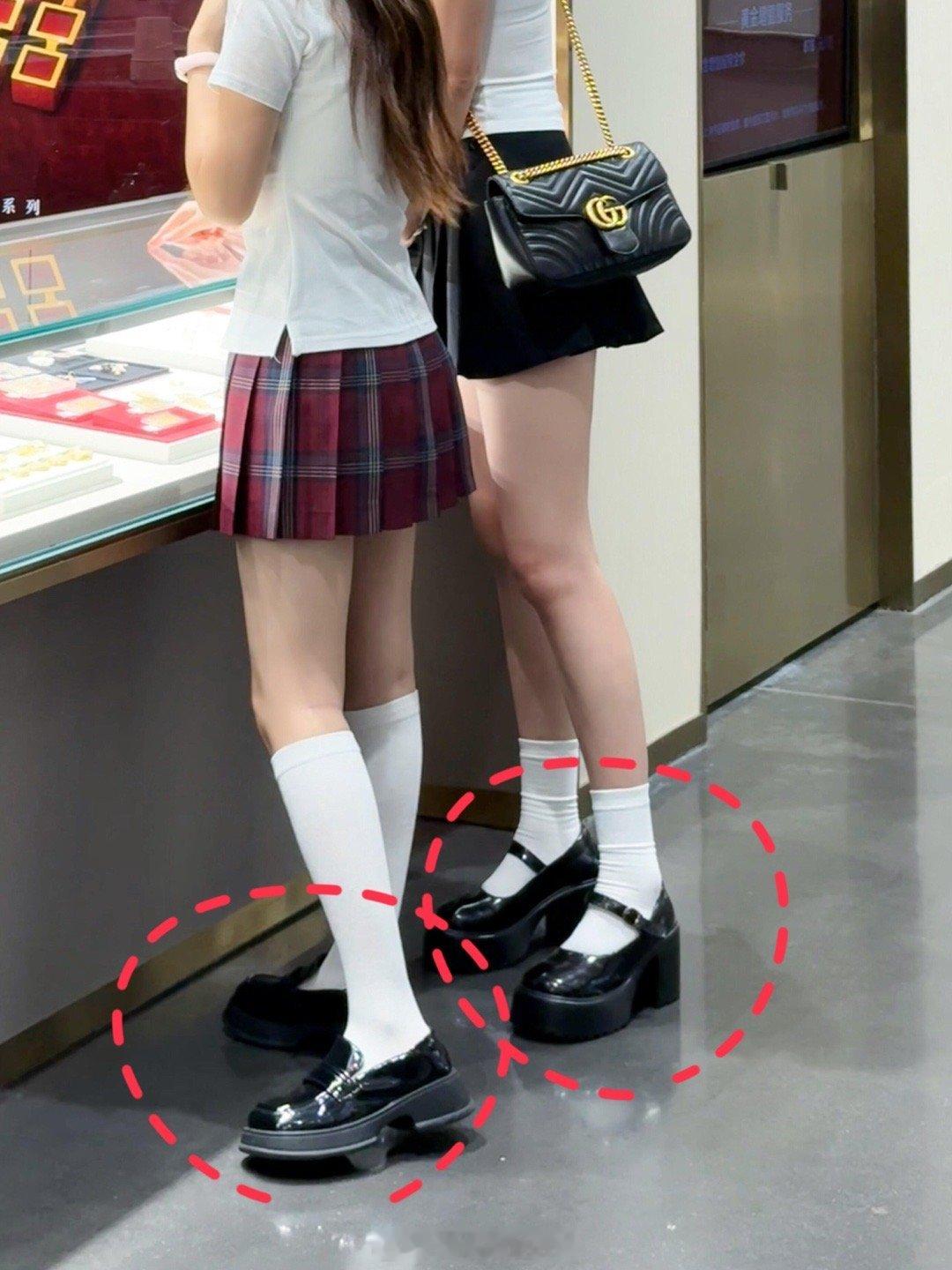 在金店，，，普通人选哪个爱穿小皮鞋，不知道应该配哪种袜子，感觉小腿袜好像更好看，