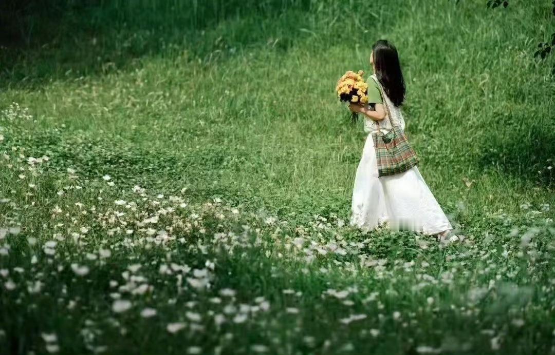 让自己过得美好一点，尽量让身边的人也过得美好一点，没有比这更伟大的价值观了。——