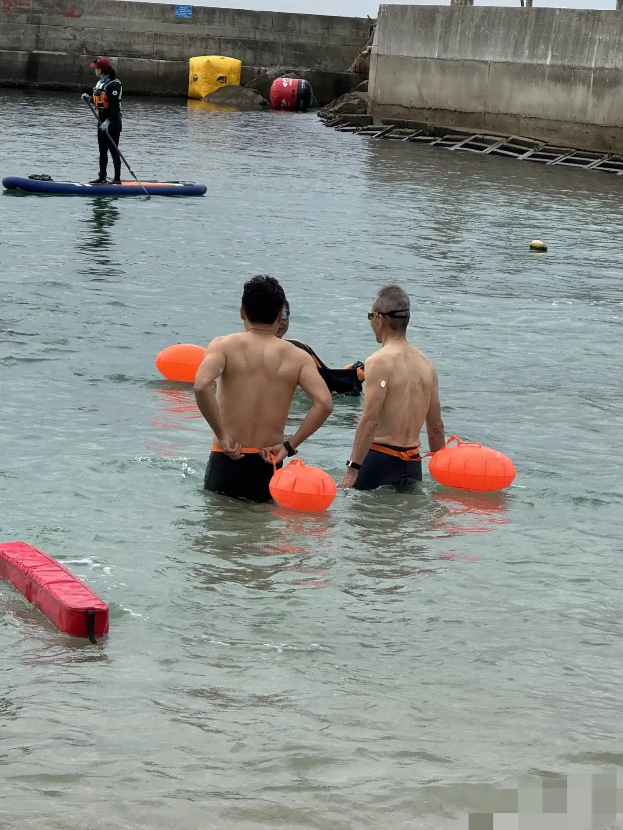 王石在深圳海边游泳露出上半身，结果皮肤太皱遭吐槽，天天健身怎么还皮肤下垂肌肉松弛