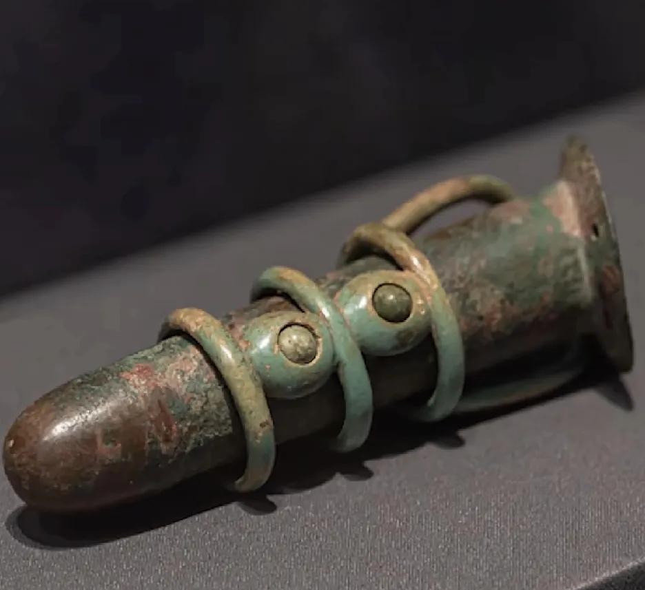 这件藏于陕西考古博物馆的汉代铜性器，距今超2000年，长约20厘米，筒状造型，表