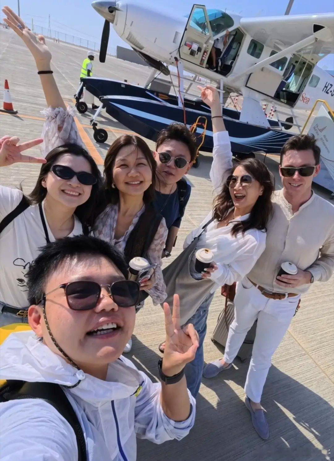 陈赫前妻许婧晒出自己在国外庆祝生日的照片，朋友们聚在一起特别欢乐，大家一起选择了