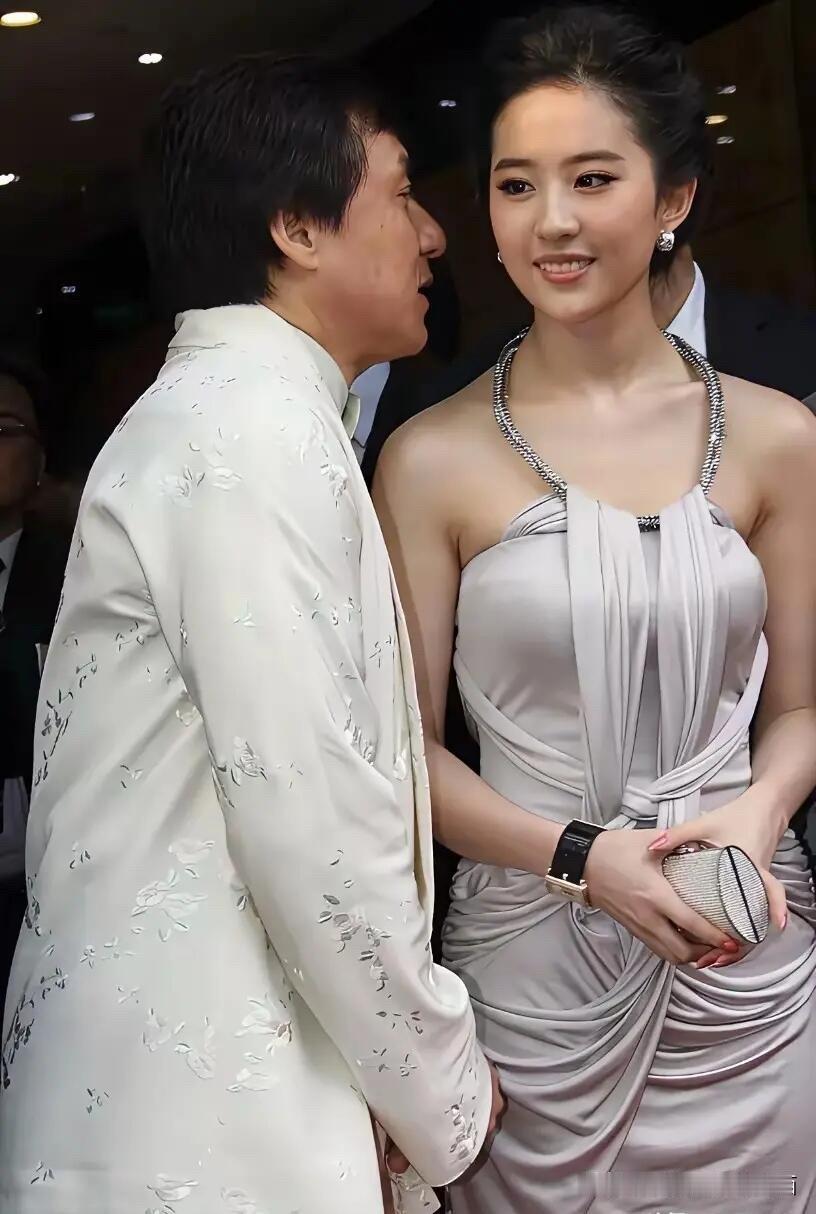 成龙大哥本人并没有荧幕中的高挑，他看起来没有旁边的女明星高，肩并肩站着还矮了一小