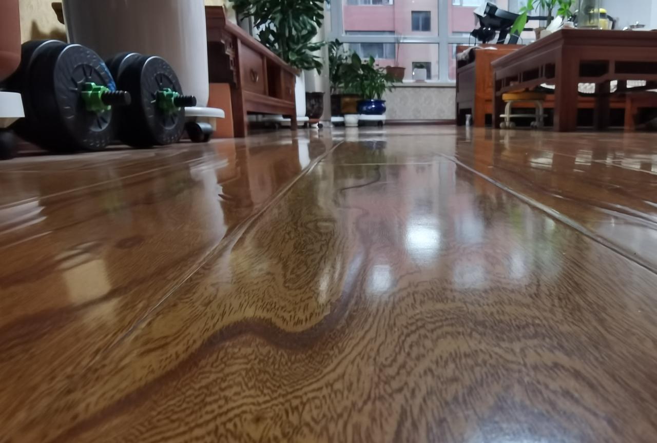 这就是我老公擦的地，铮明瓦亮。我今天上班，我家这位休息，我们俩去早市吃了一碗面