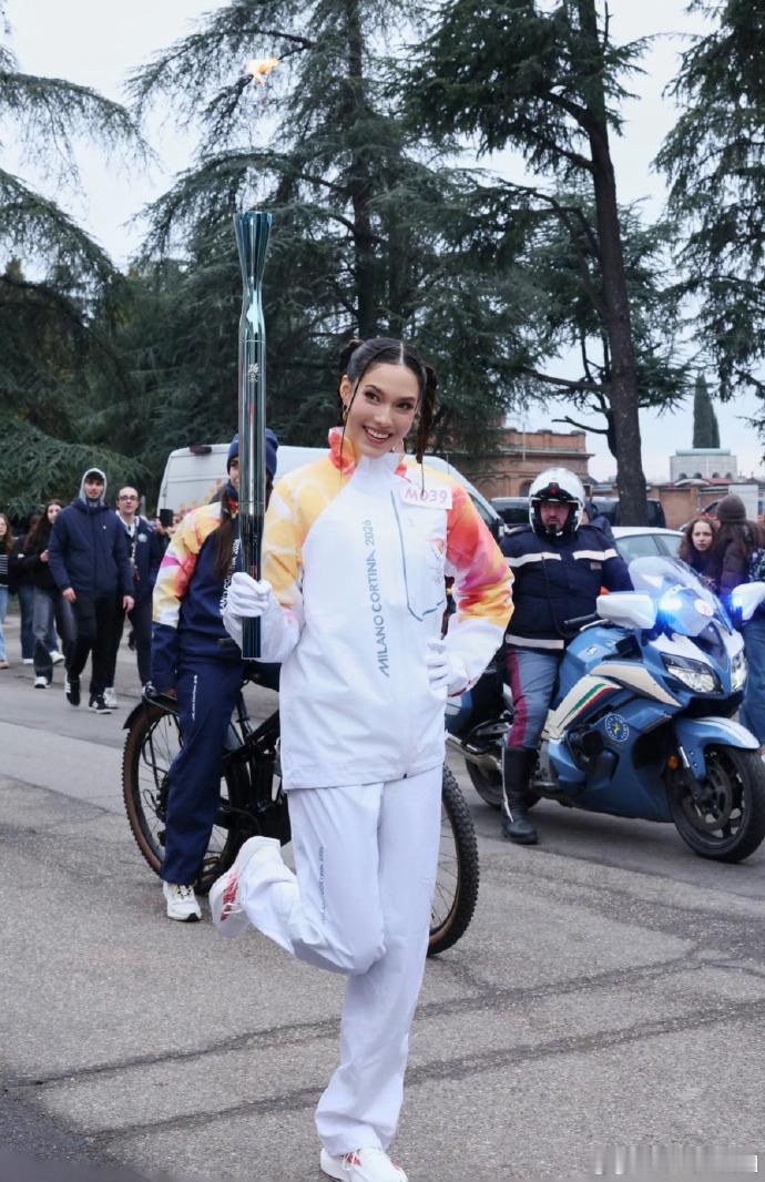 谷爱凌传递米兰冬奥会火炬谷爱凌说米兰冬奥会奋力前行北京时间1月19日，在意大利