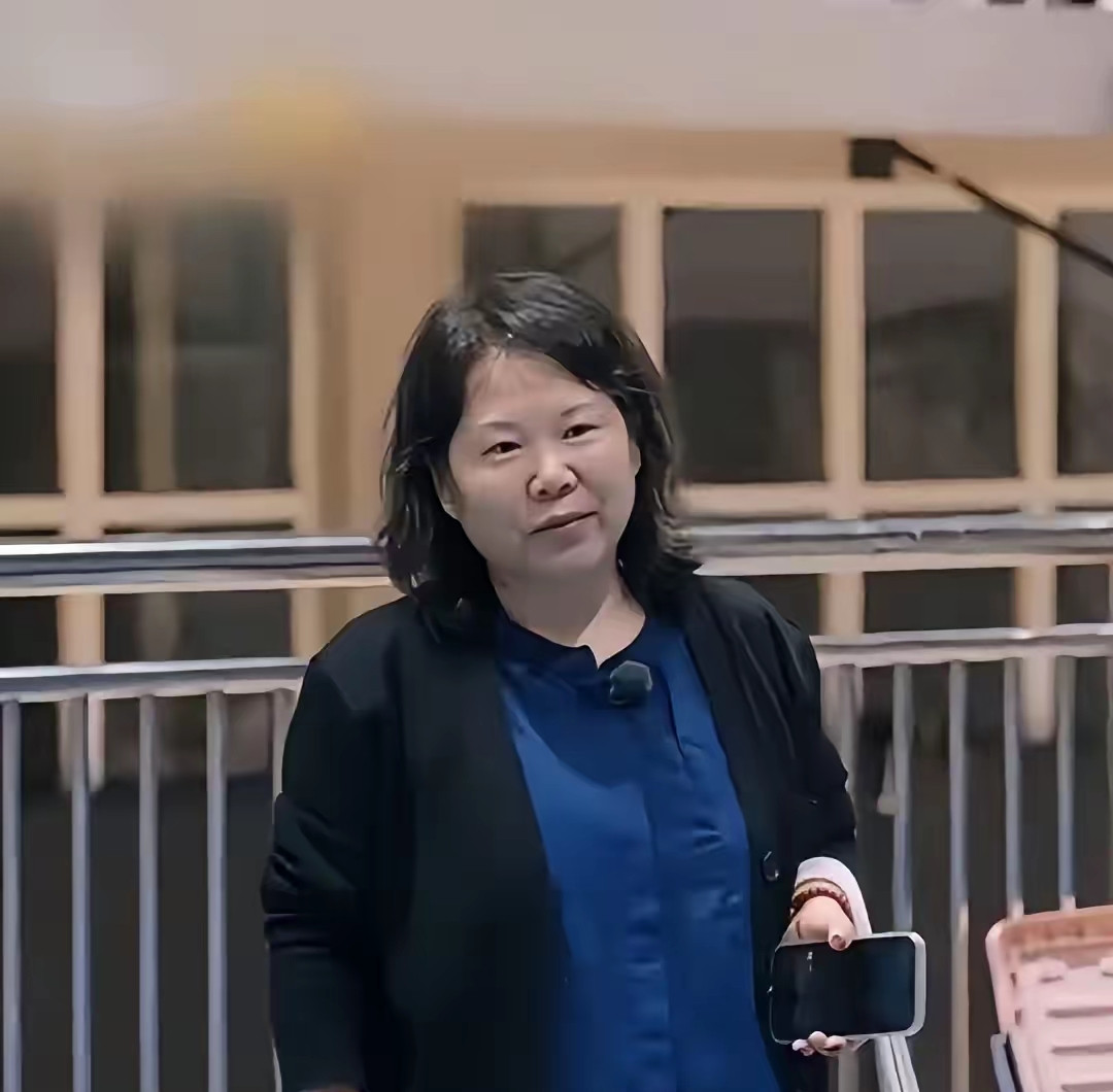 原来张家齐是不想上综艺的，节目组转头找她爸妈，高酬劳一摆她父母先了松口。​她本人明明说了不去，经纪人