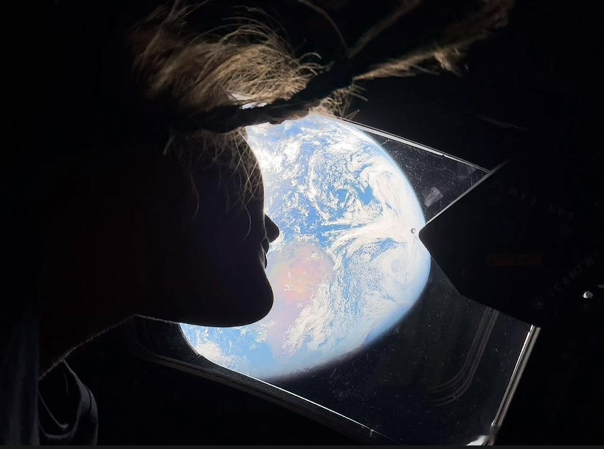 阿尔忒弥斯2号我觉得很美，也很有感触，有一种从舷窗望向宇宙的浪漫，沉浸了好久，