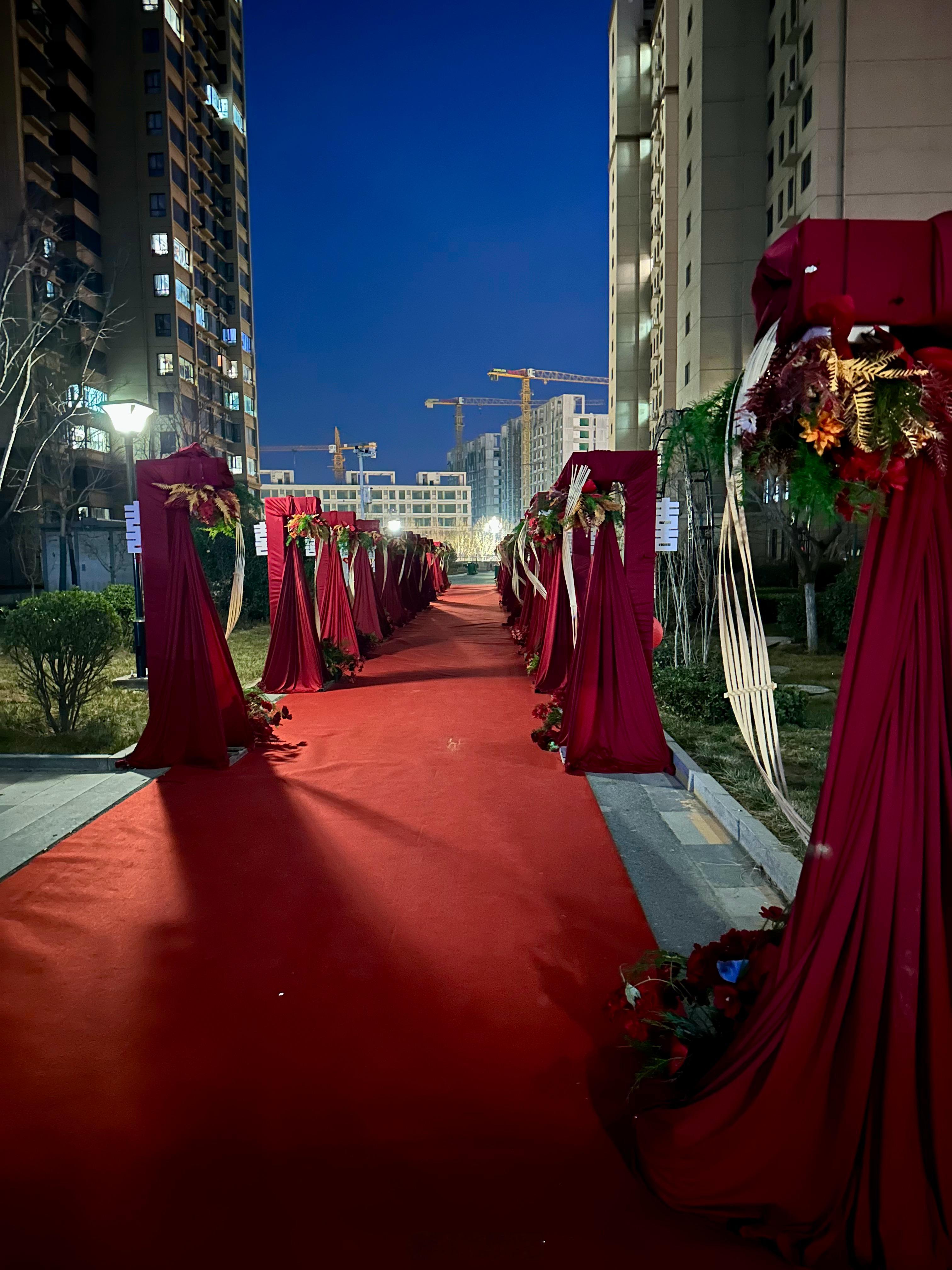 现在结婚花钱真多啊，这种场景布置要花4000多块钱，一部iQOO15没了如果是