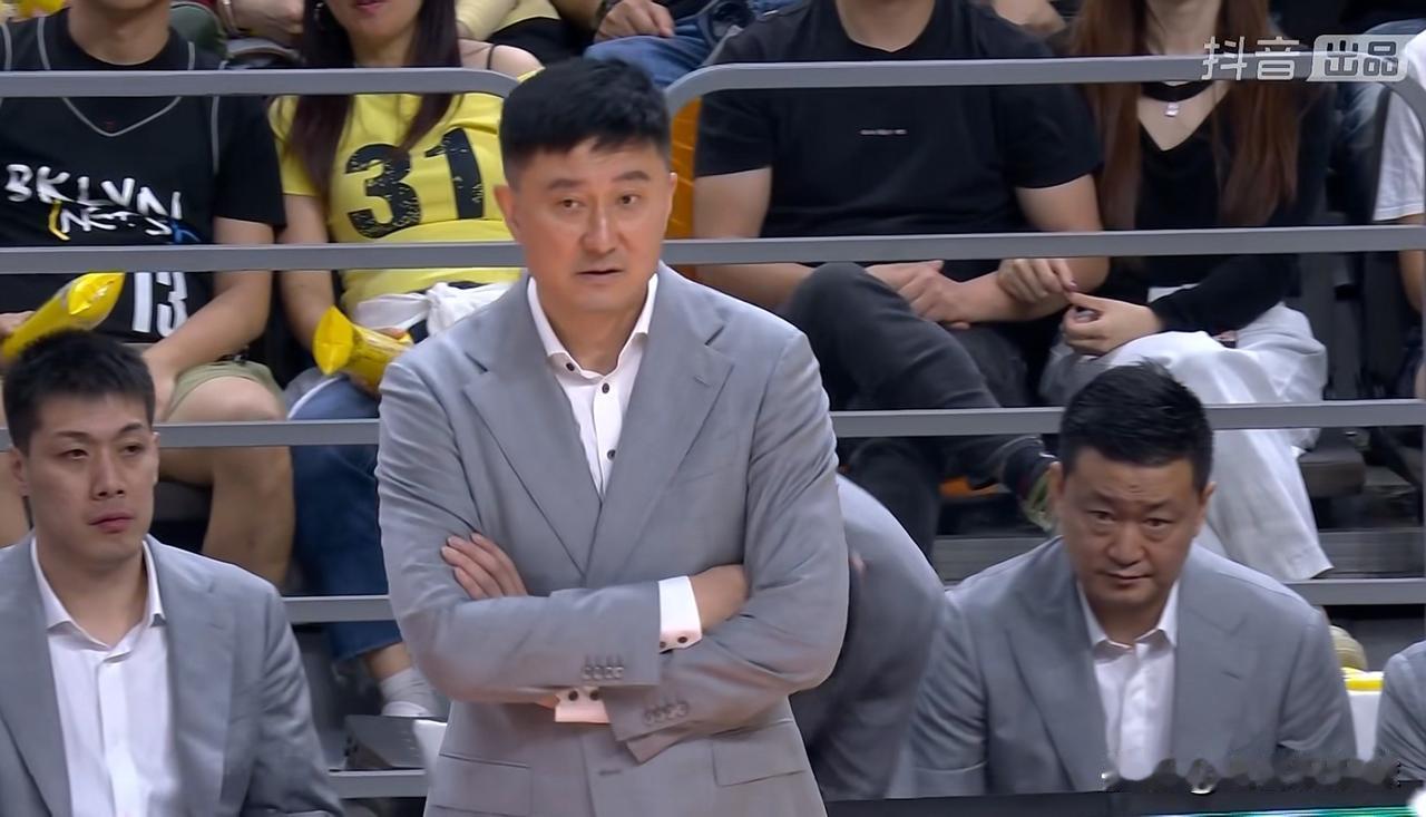 下面是一条关于CBA名帅杜峰的重磅消息！今天据国内著名篮球评论员苏群透露，杜峰教