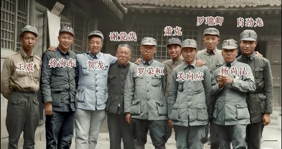 拍这张照片的时候他们都在干嘛？1. 王震：八路军359旅旅长兼政治委员，驻守
