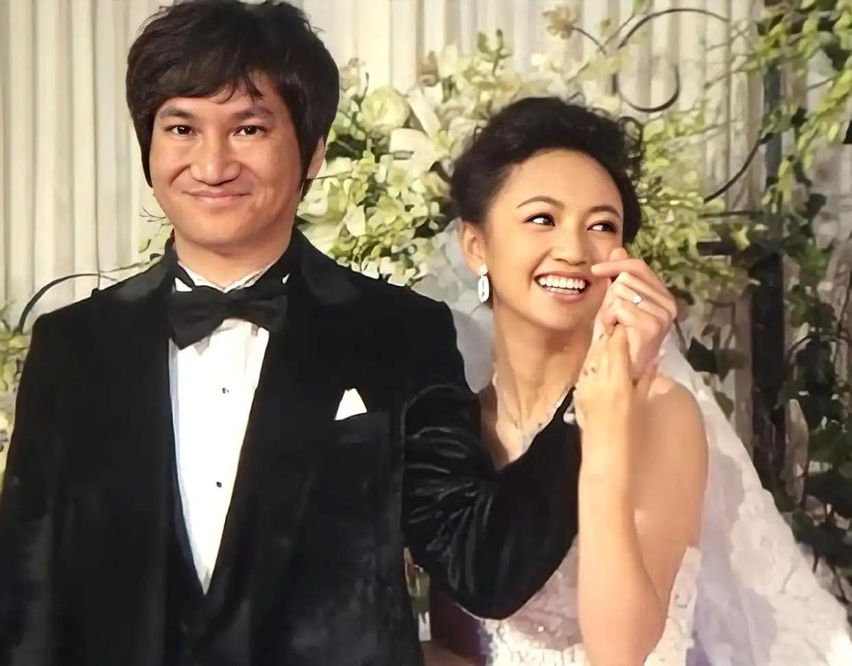 🌞2010年，罗海琼和华谊副总裁费麒结婚，婚礼上费麒突然抢过司仪的话筒，大