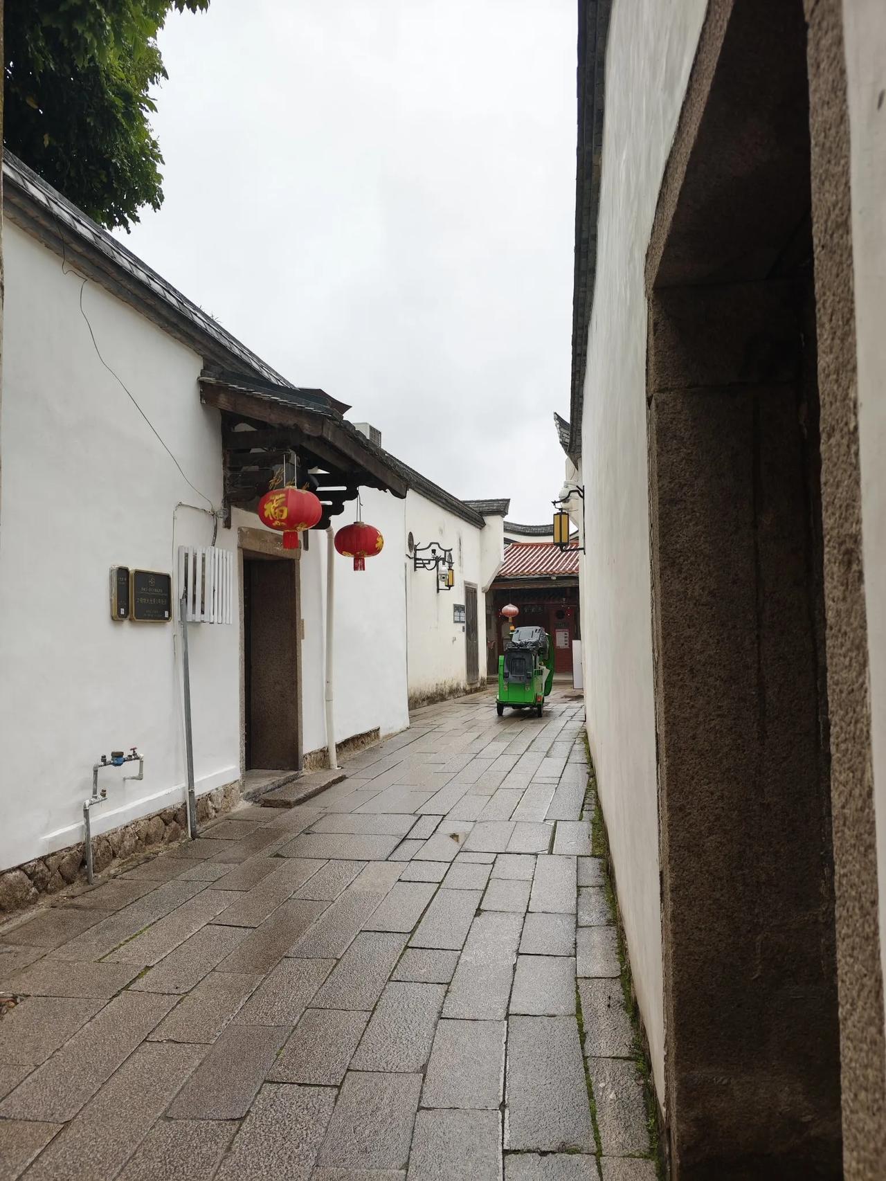受冷空气和对流系统的共同影响，12日白天我市将出现8～10级陆上阵风，高海