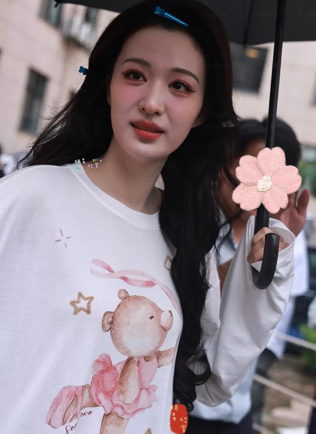 现在内娱的化妆师是完全没有审美么？眼影眼线和腮红连成一片的红色像要去唱戏，还有发
