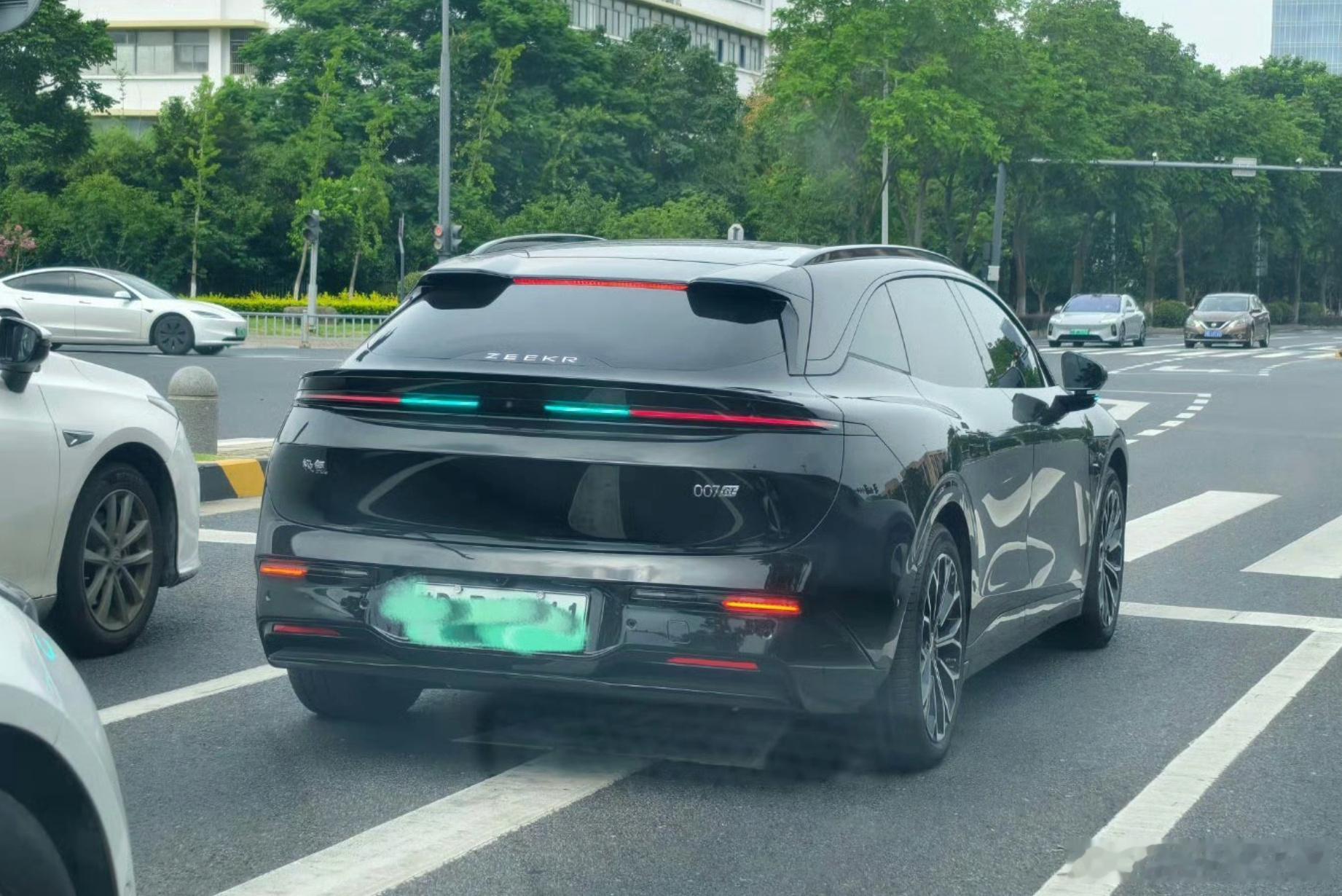 小蓝灯最讽刺的地方：车企装它是为了"提醒周边注意安全"，结果车主最大的...