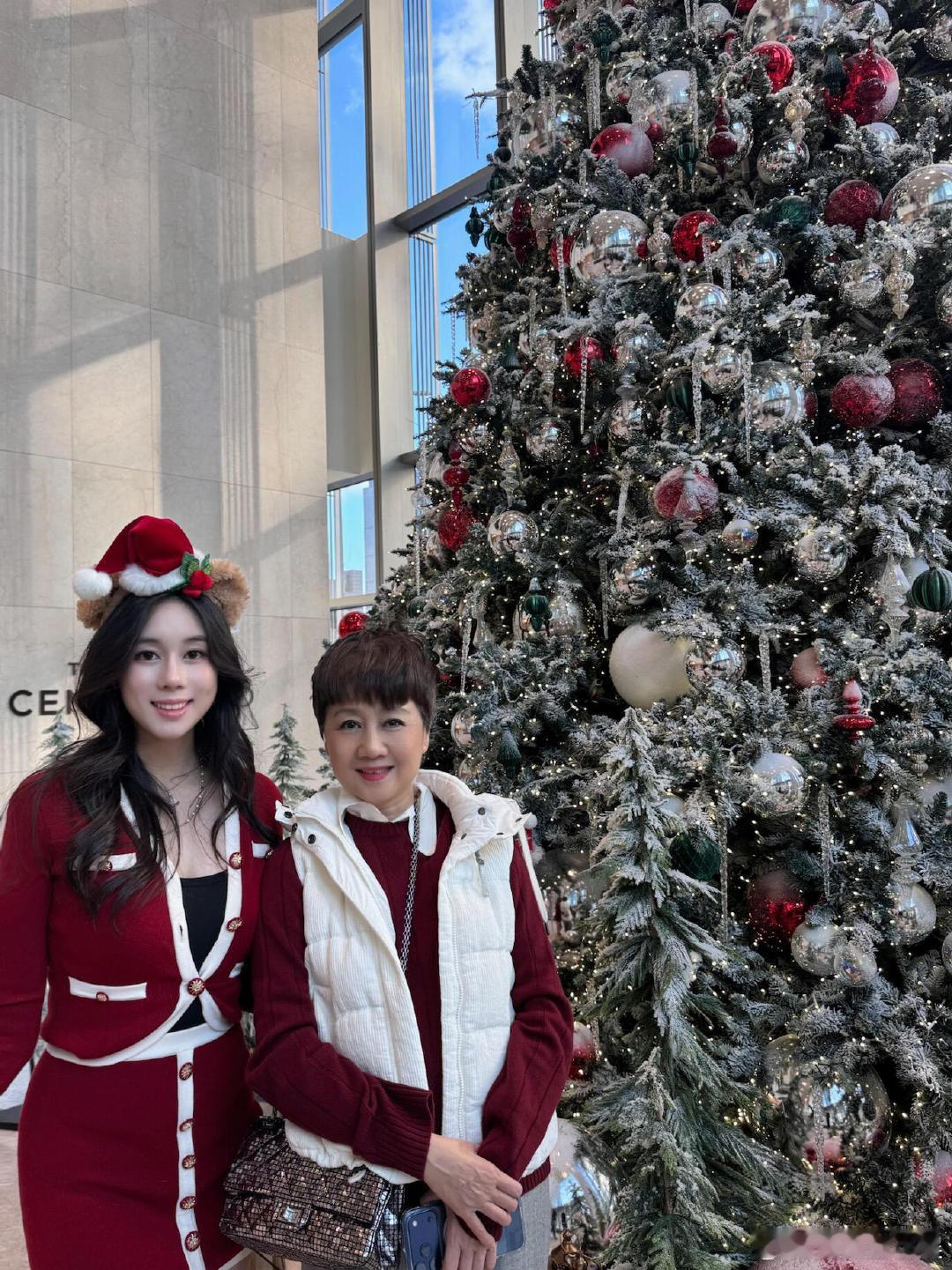 奚梦瑶何超欣圣诞节合照谁懂啊！奚梦瑶何超欣的圣诞合照也太有感觉了，红色系穿搭超应