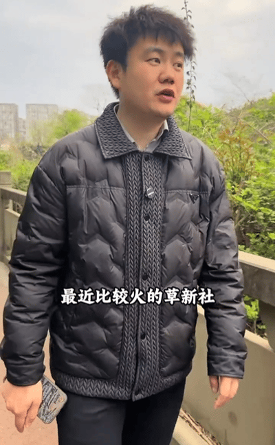 黄晨带大家打卡最近很火的草新社，河坐社。因为孙颖莎王楚钦他们在成都封训，所以