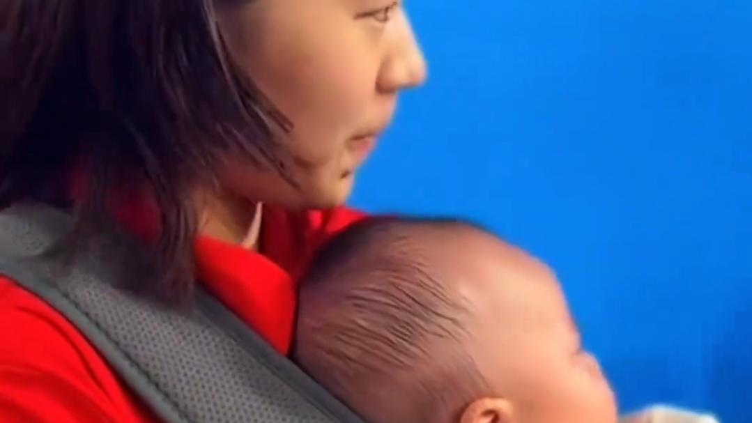 全运会赛场之上，全红婵在展现超凡跳水技艺之余，还化身贴心“小助手”，主动帮师傅带