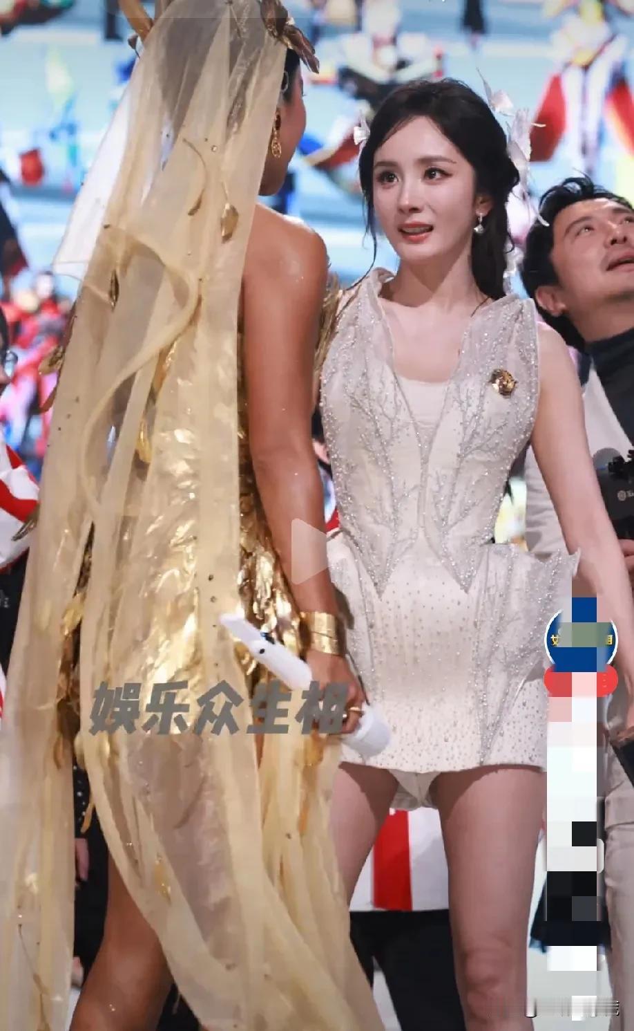 一夜之间，喜欢杨幂的人都沉默了，不是因为她拉着吉克隽逸的头纱跳舞，也不是
