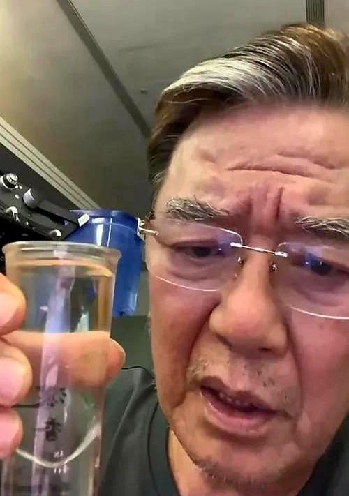 凭什么啊？还让这个戏子在大陆捞金。现在这帮明星卖货套路都玩出花了，镜头前抹着