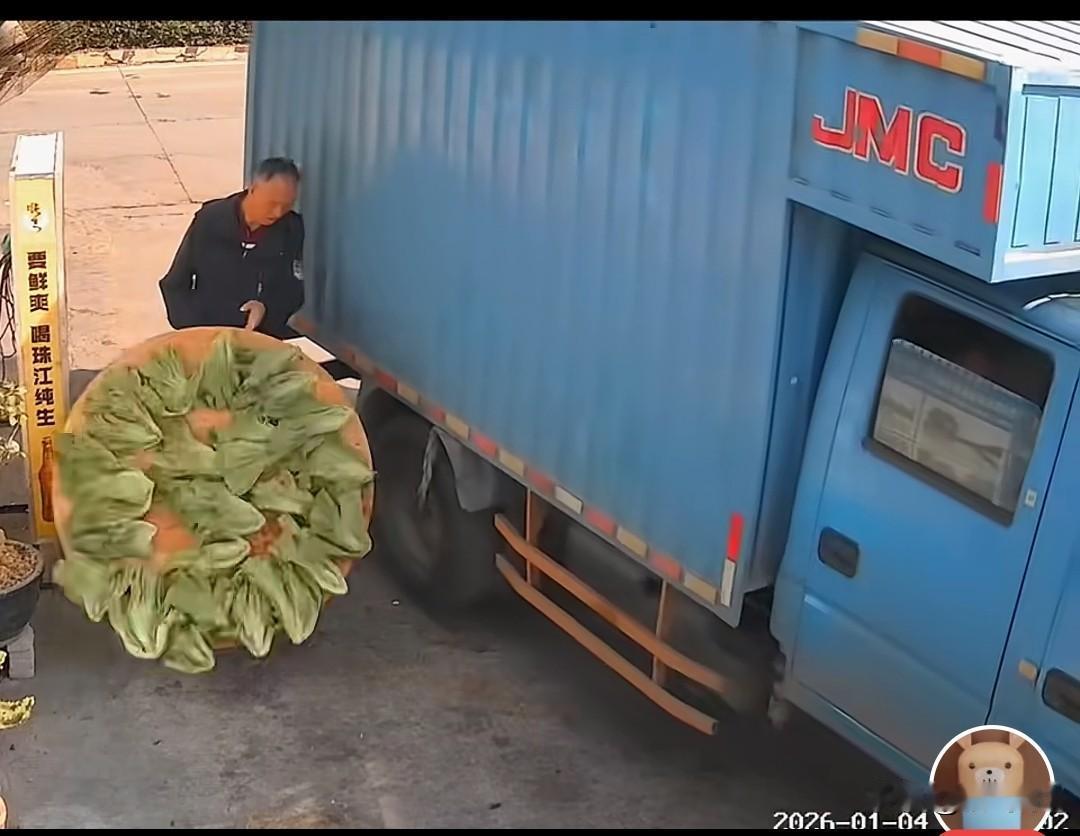 监控下的一幕，这样的人是怎么想的，为什么要这样干呢？一蓝车在倒车，这个人早早的