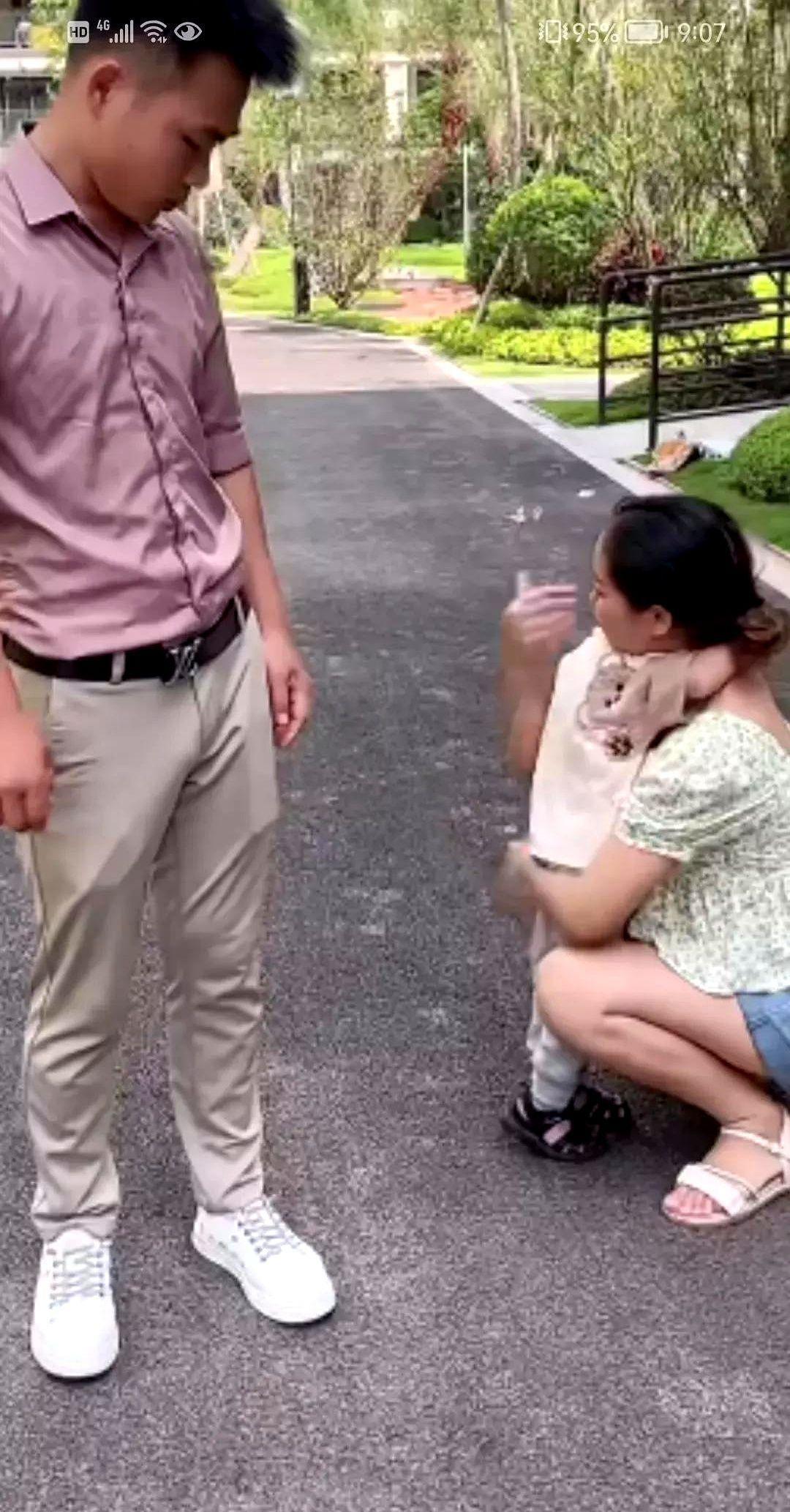 街头母子相拥泪崩，爸爸一把夺走孩子转身就走，围观的路人纷纷拍照！（开头即爆点，激