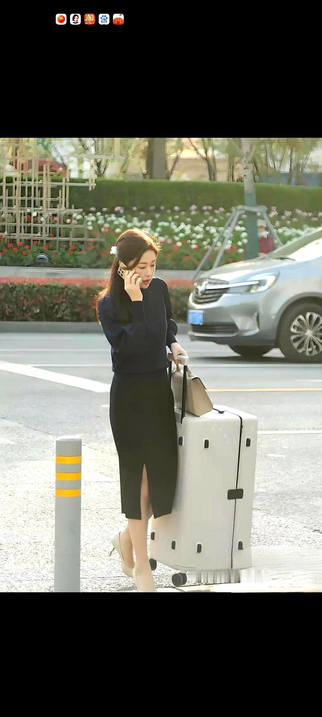 路边偶遇朱珠，真不是镜头里那种“自带滤镜”的感觉。说实话，现场看她气质挺松弛的