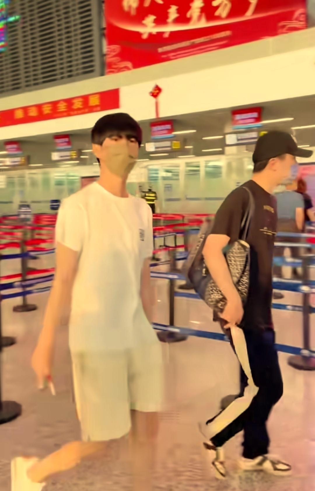 为什么总是让他穿一身白？鞋子都是白的？有时连帽子都是白色的，不管是春夏秋冬，他都
