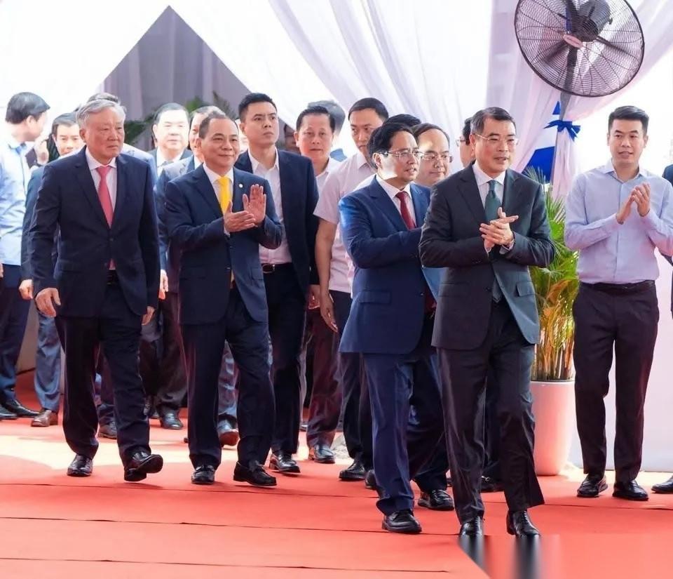 看到越南首条高速铁路破土动工的消息，心里的一块石头终于落了地。因为从目前的消息来