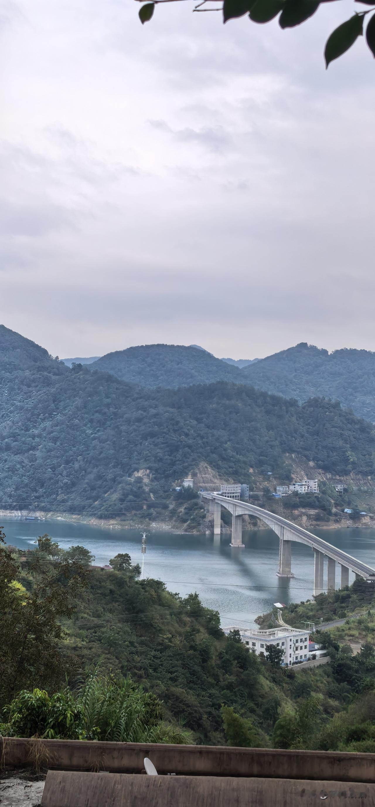 一位银行行长表示：如果你现在有100万存款，意味着你每天花100块钱，一辈