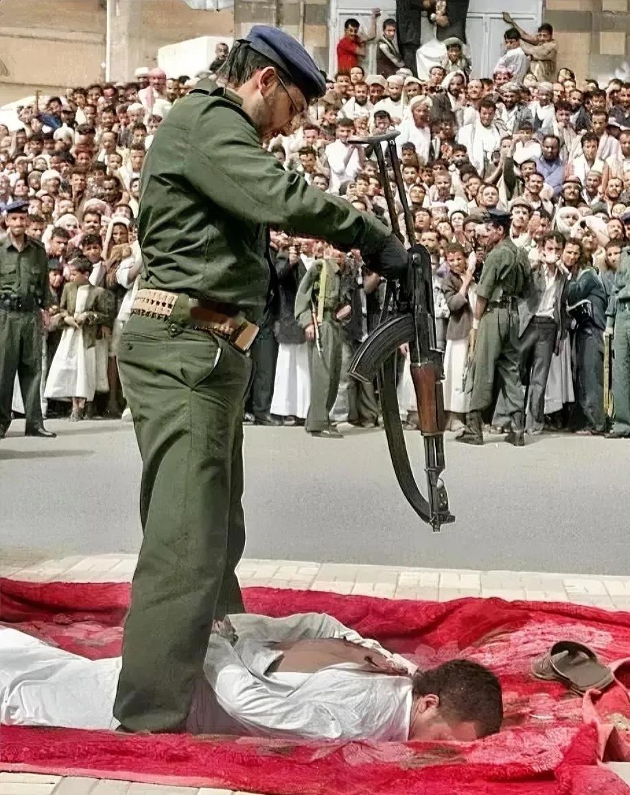 2009年的也门街头，一场公开死刑正在进行。犯人被强迫趴在一张红色地毯上，面部朝