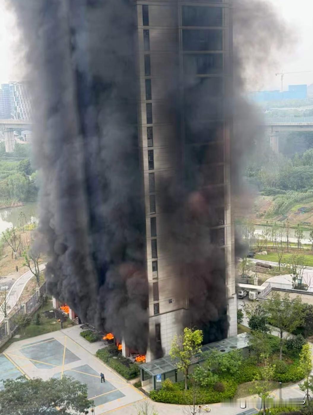 经过今天上午杭州西湖双云里小区8栋架空层燃烧的事情，很多人都说电瓶车以前不准进地