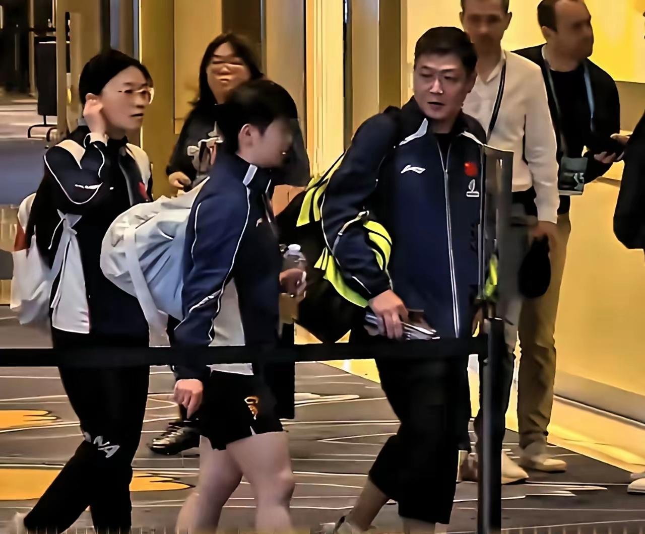 昨晚孙颖莎赢下蒯曼后，看台上发生了一幕让不少球迷直呼“破防”的细节。当时小莫（