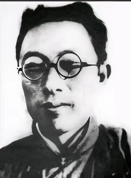 1945年，日本投降，但盐城的伪军军长却不肯向新四军投降，一直拖到了11月，他才