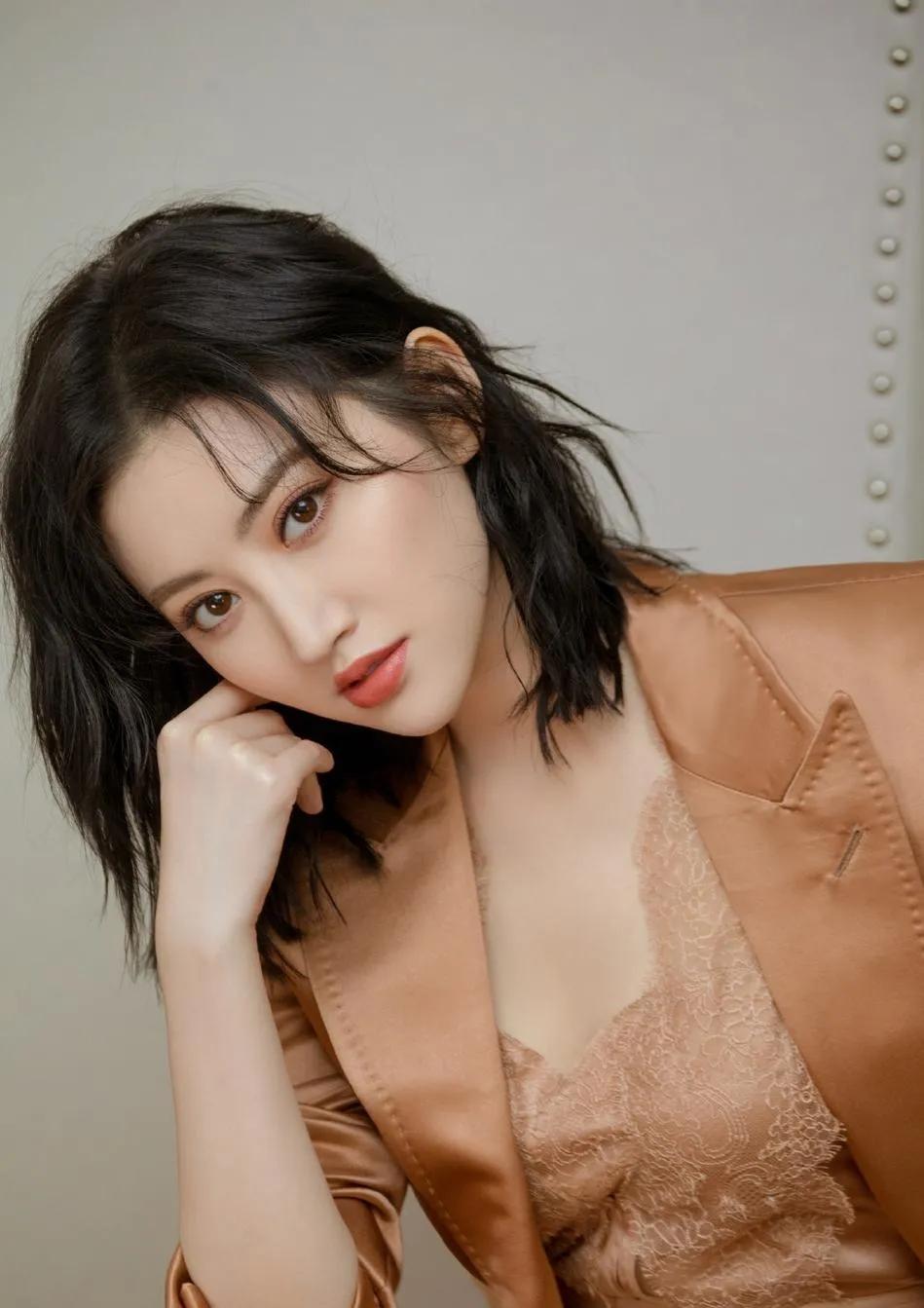 景甜这一身，把温柔和飒爽拿捏了✨景甜一身同色系穿搭太绝了！香槟金缎面西装外