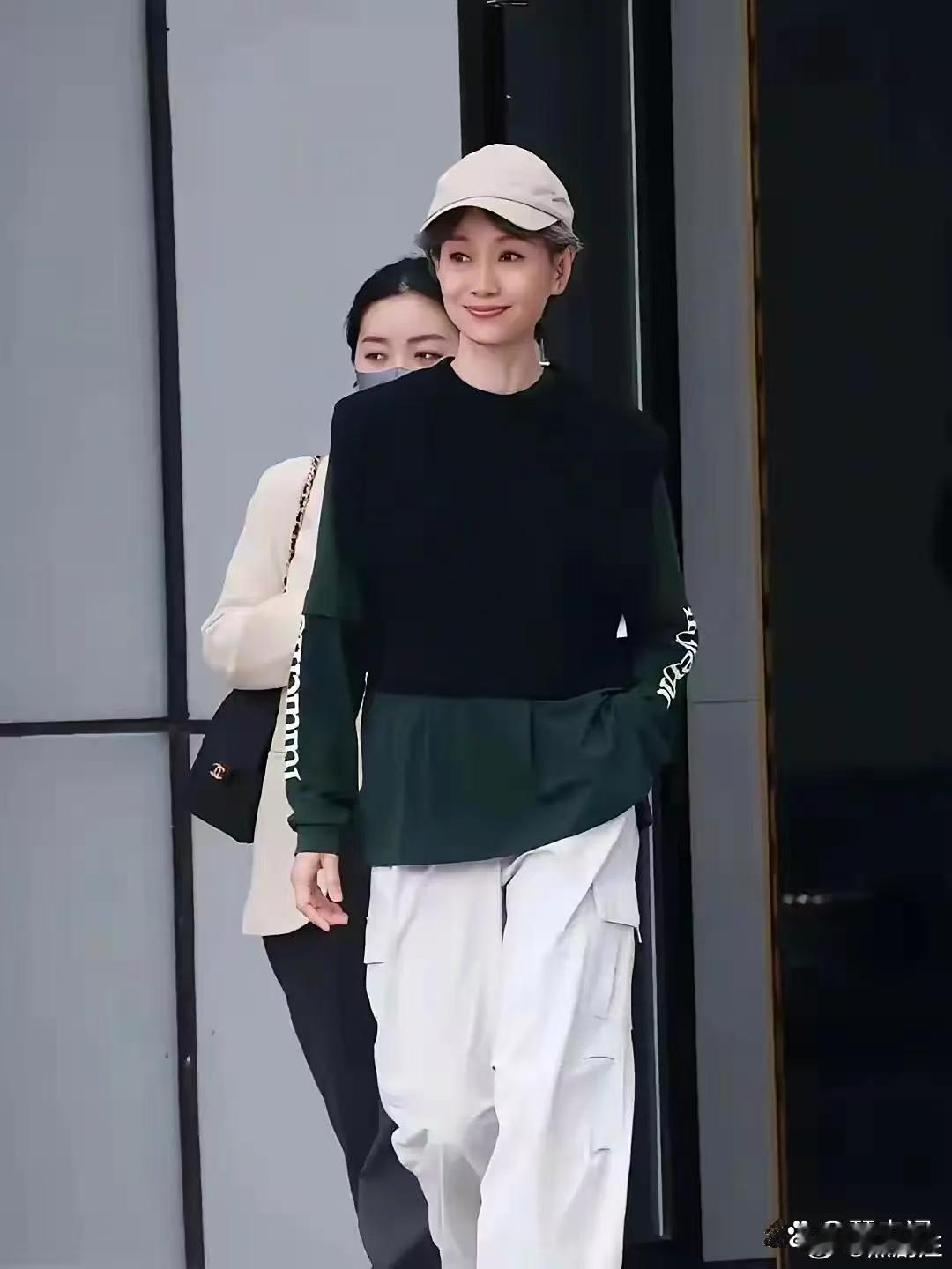 被62岁叶童惊到，那叫一个松弛优雅，说她40岁都有人信