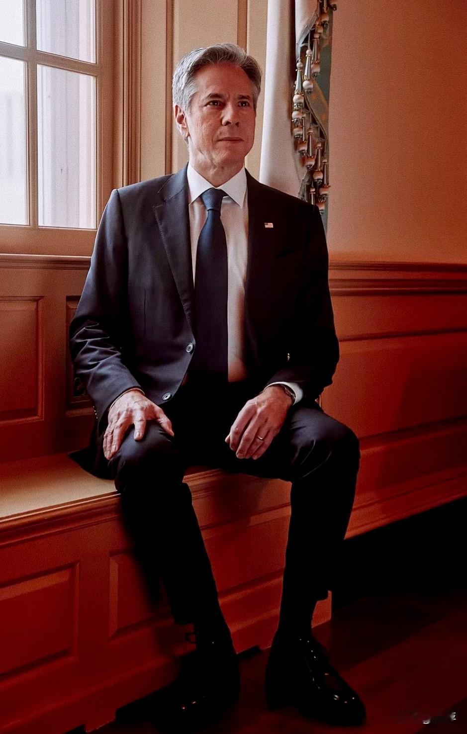 布林肯9岁时（1971年）时父母离异，布林肯随母亲移居巴黎，继父是奥斯维辛幸存者