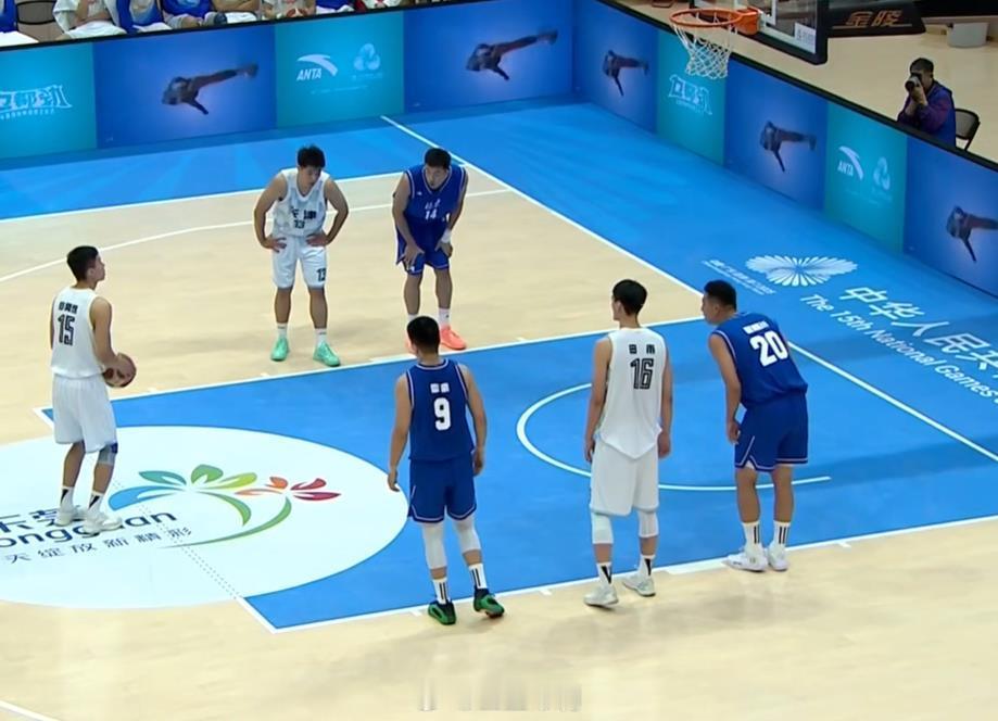 第十五届全运会也是三道杠赞助的北京队，雷蒙穿了个绿边的哈登8！​​​​原本只