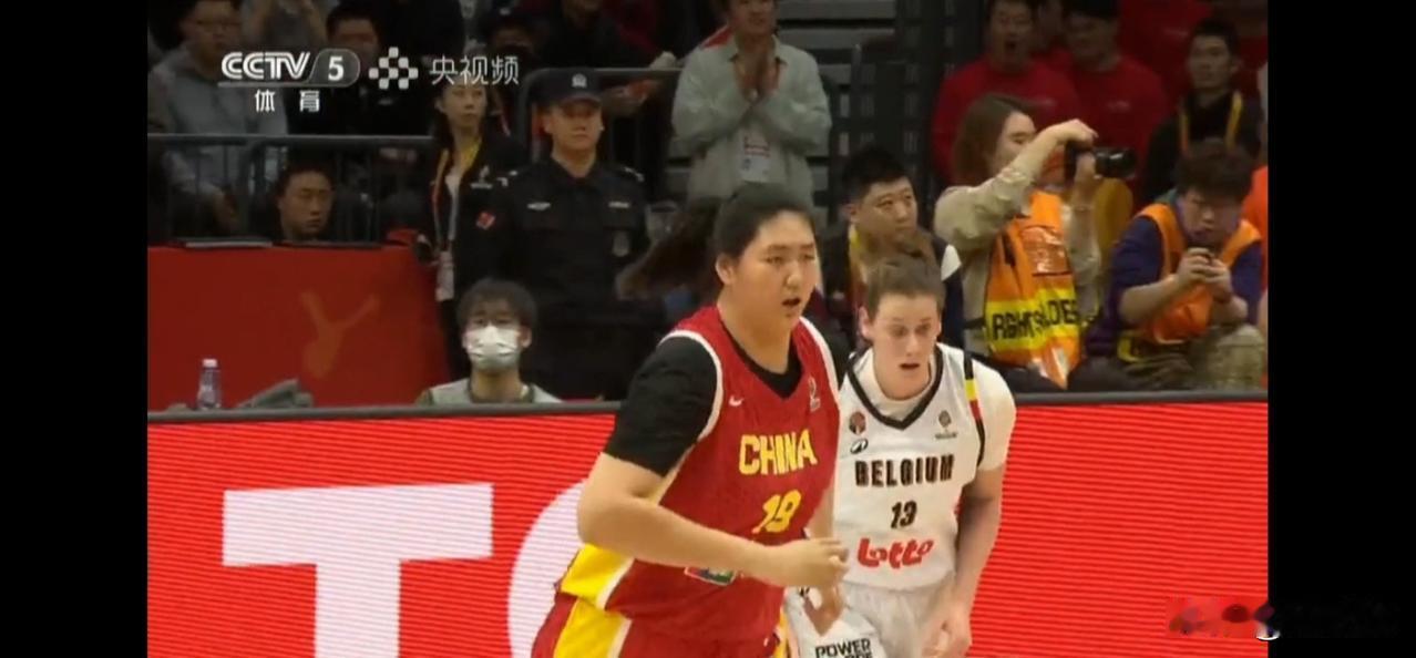 张子宇爆发，中国女篮半节狂追十分！第二节前4分30秒，中国女篮被比利时队打出一