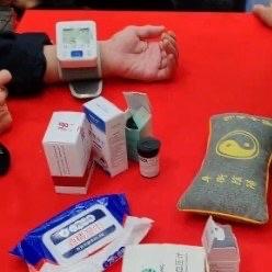 杭州发生的一件事，简直挑战了所有人对卫生安全的认知底线。一个诊所去小区搞义诊，本