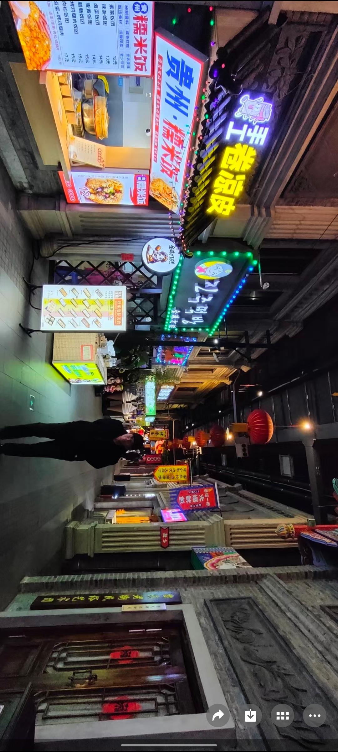 夜游老街，灯火阑珊，美食飘香