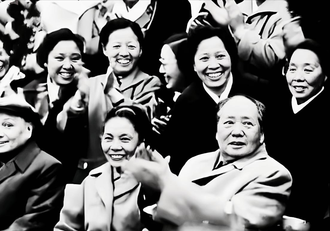 下图是毛泽东和蔡和森妹妹蔡畅的一张抓拍照，蔡畅之所以能坐在毛泽东的旁侧，与她对革