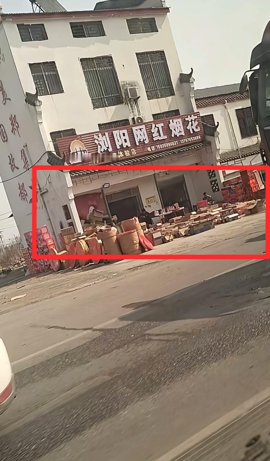 看到湖北宜城烟花店起火事件，我立马做了一个决定:再也不用卷闸门了，店里面的人