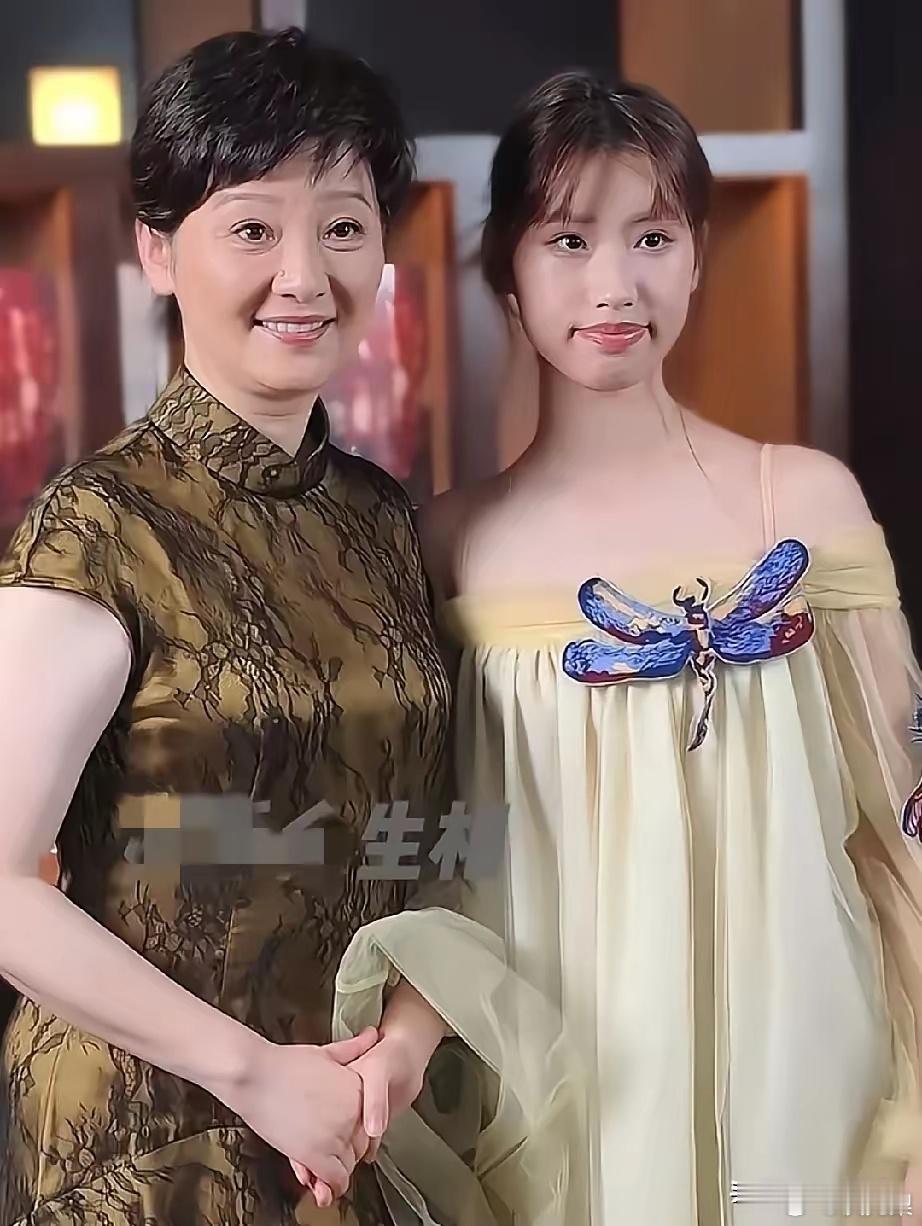 发现了没徐帆和冯小刚收养的女儿很不对劲万万没想到，她竟然随母姓，跟着徐帆姓“徐”
